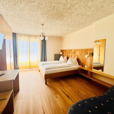Lake & River Hotel Кареца ал Лаго Екстериор снимка