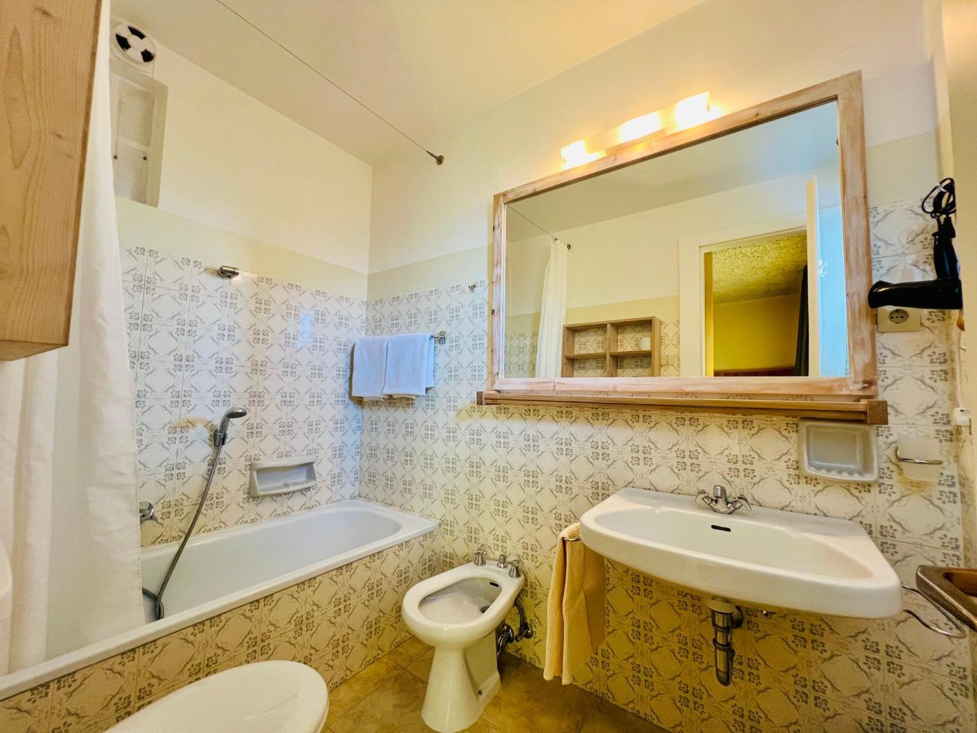 Lake & River Hotel Кареца ал Лаго Екстериор снимка