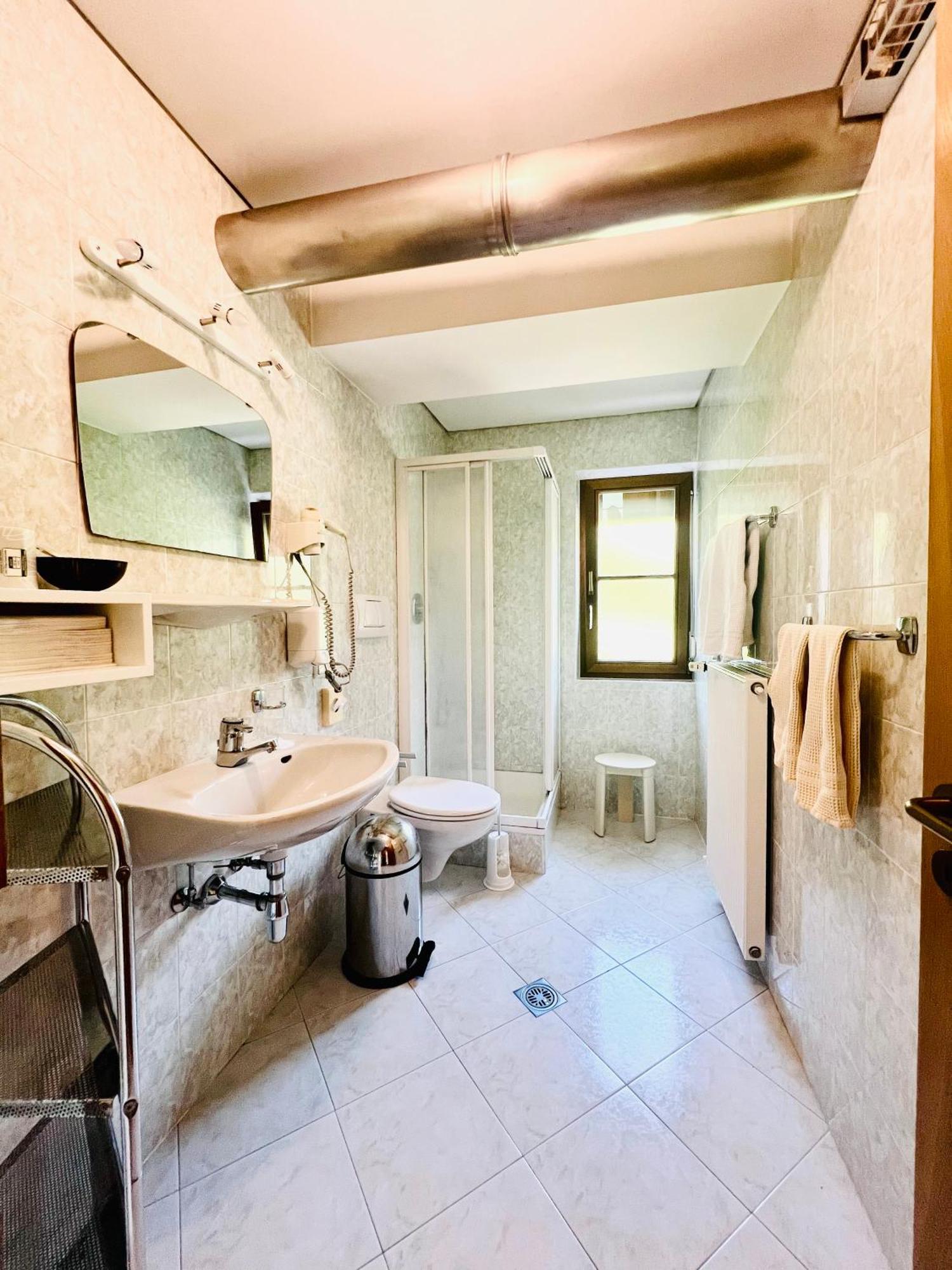 Lake & River Hotel Кареца ал Лаго Екстериор снимка