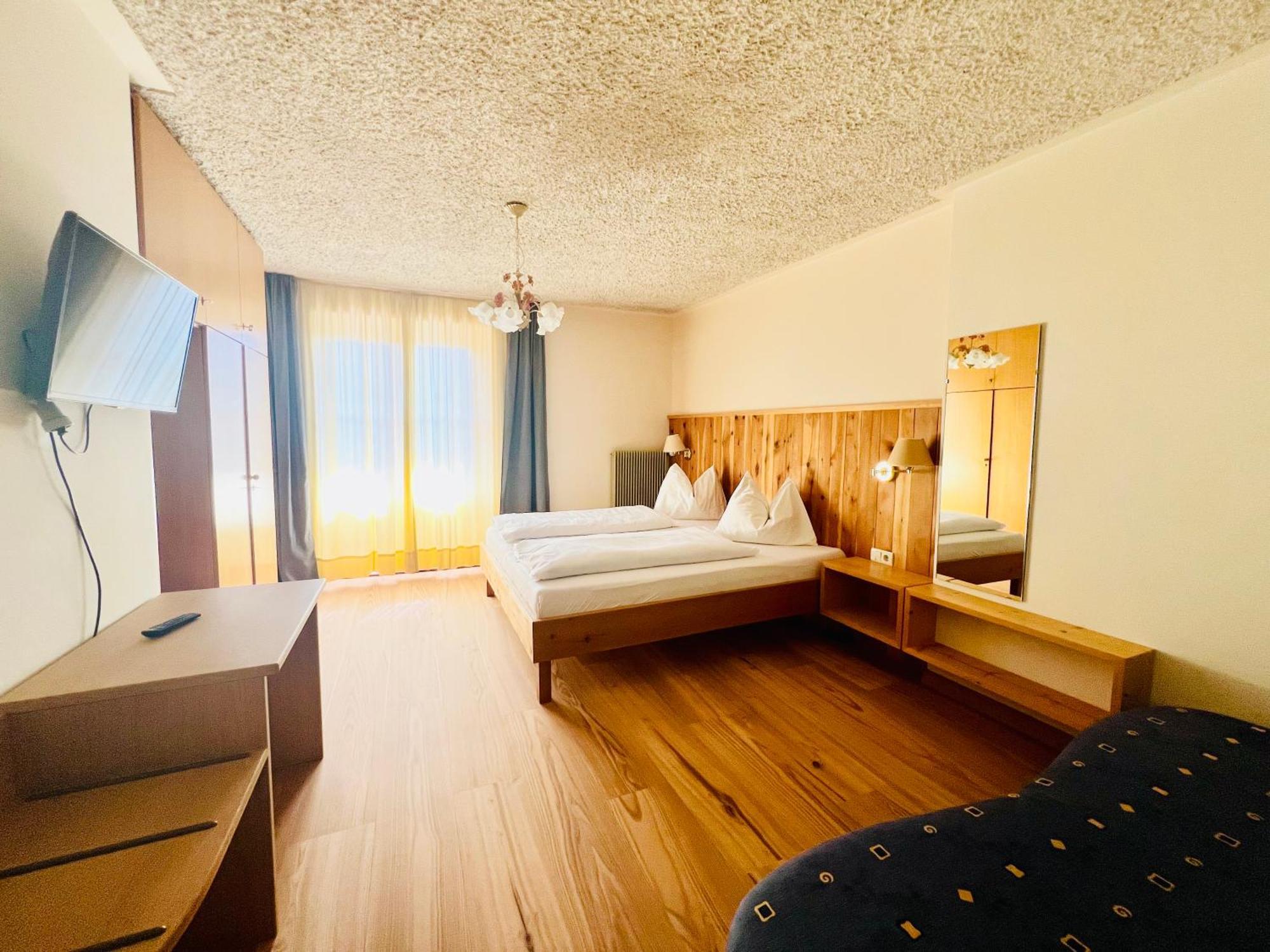 Lake & River Hotel Кареца ал Лаго Екстериор снимка