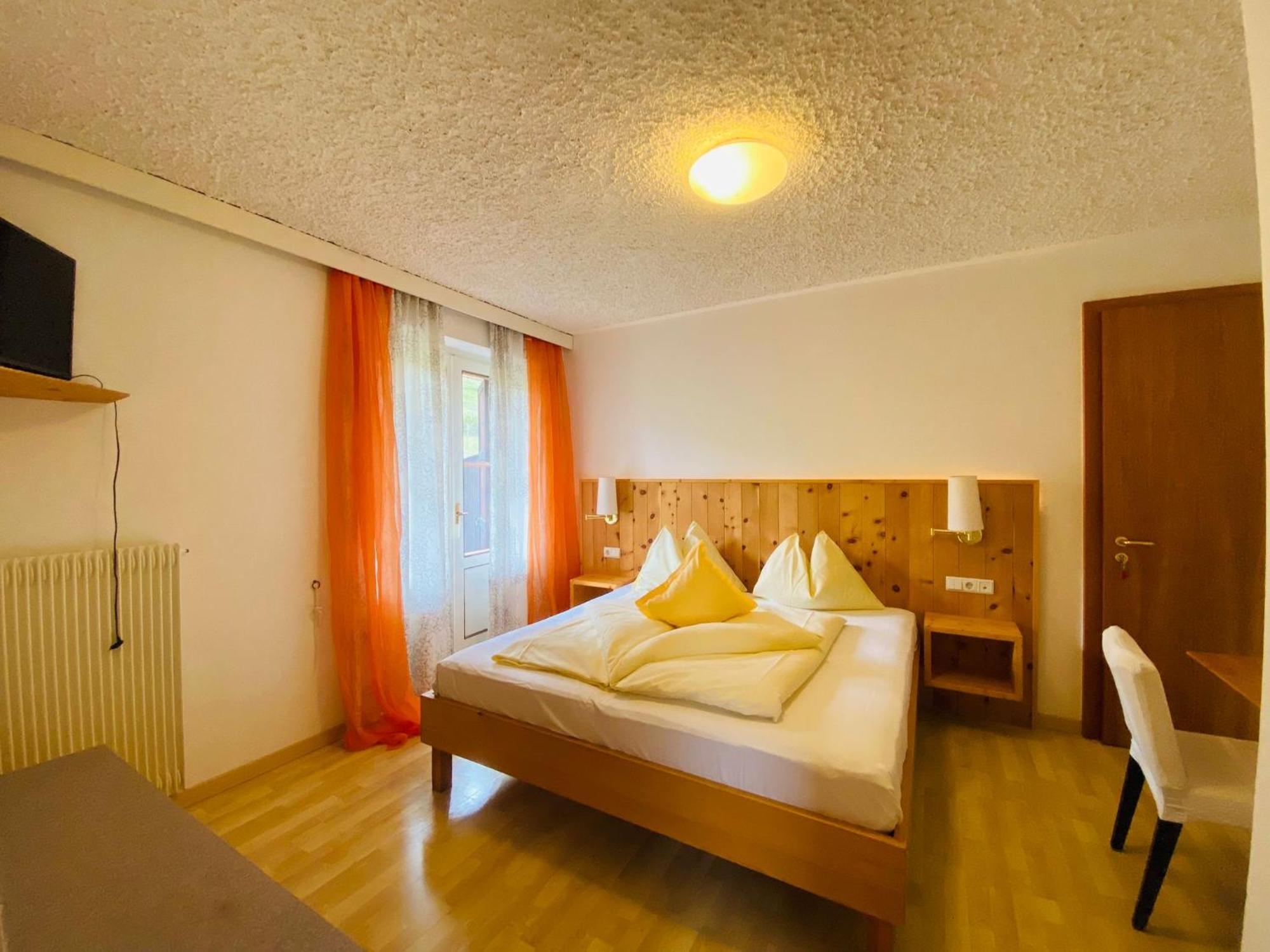 Lake & River Hotel Кареца ал Лаго Екстериор снимка