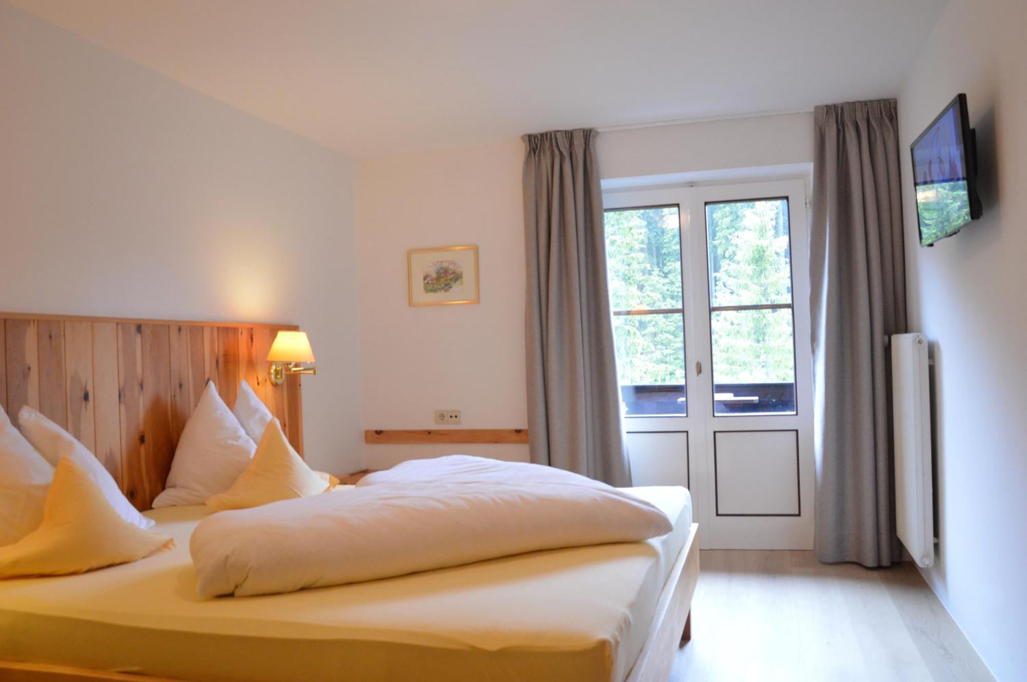 Lake & River Hotel Кареца ал Лаго Екстериор снимка